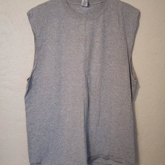 Gilden sleeveless tee. - Picture 1 of 2